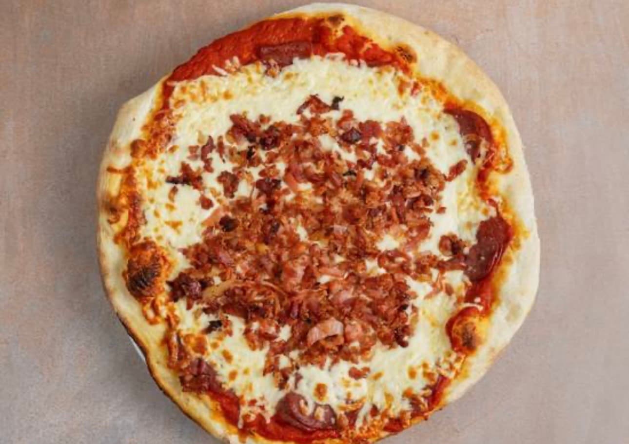 Pizza Bacon, Sauce blanche, mozzarella fondante, généreuse garniture de bacon.