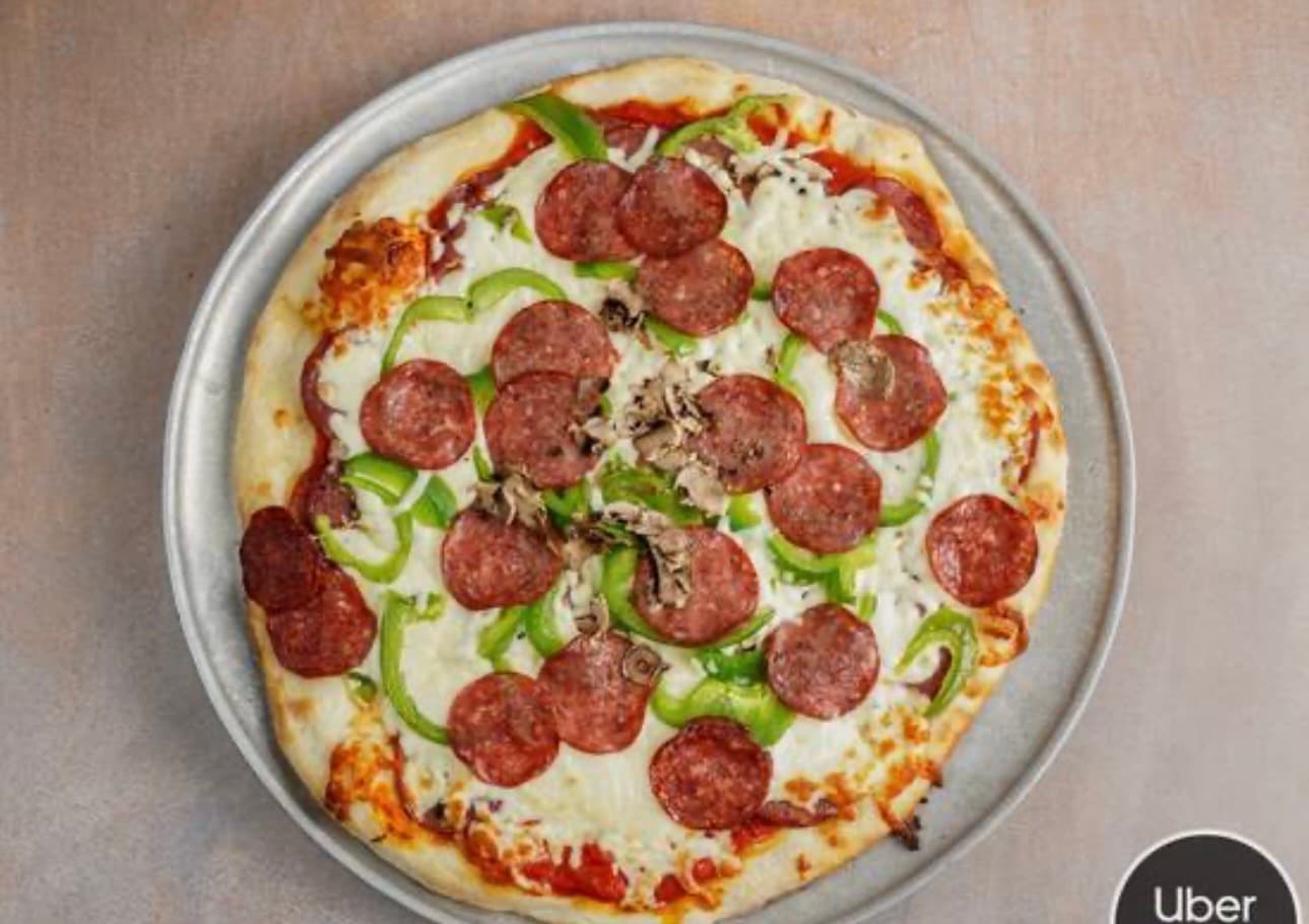 Pizza Toute Garnie, Pepperoni, champignons, piments verts, mozzarella.