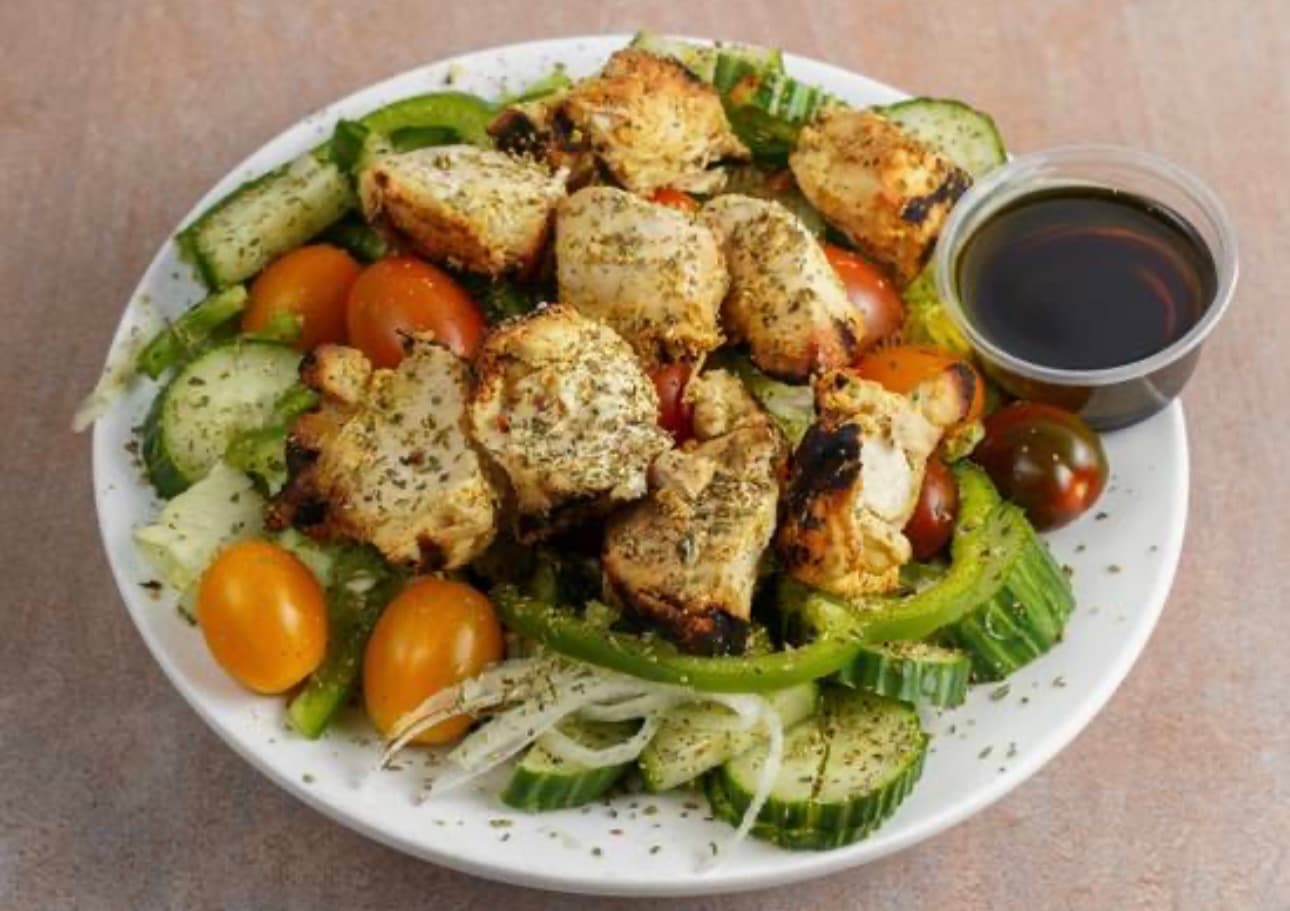 Salade de Poulet Grillé, Poulet mariné grillé, tomates cerises, concombre, oignon, vinaigrette balsamique.