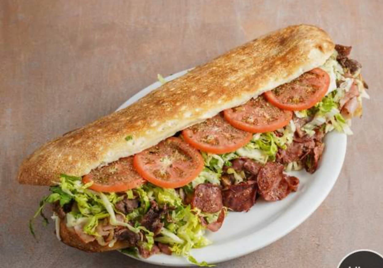 Super Hollywood, Tout garni : steak, pepperoni, piments verts, champignons, capicollo, fromage.